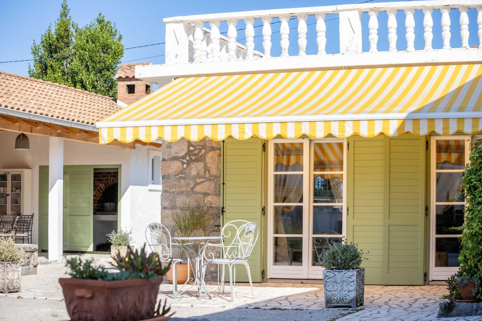 Vani je bazen, tu je i dnevni boravak s roštiljem i blagovaonicom na otvorenom