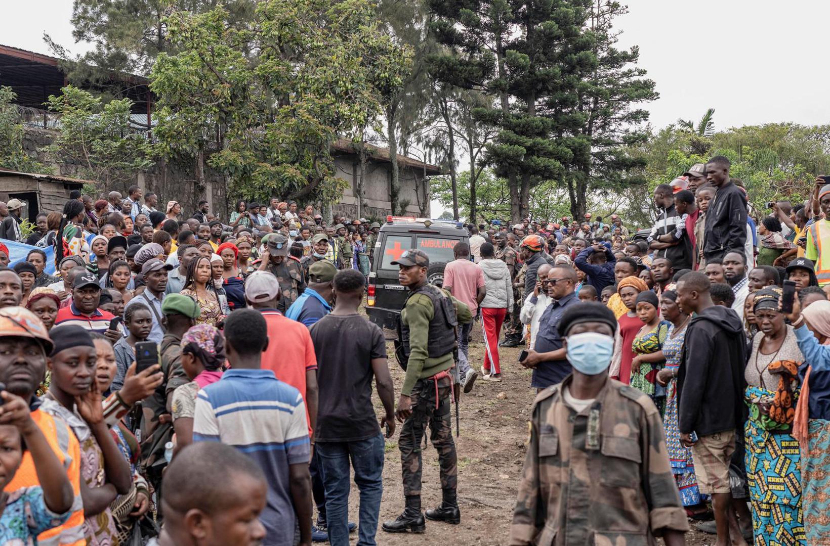 Residents gather to witness the search and rescue mission after a boat ferrying passengers and goods from the Minova villages sank in Lake Kivu near the Port of Kituku in Goma, North Kivu province of the Democratic Republic of Congo, October 3, 2024. REUTERS/Stringer Photo: Stringer/REUTERS