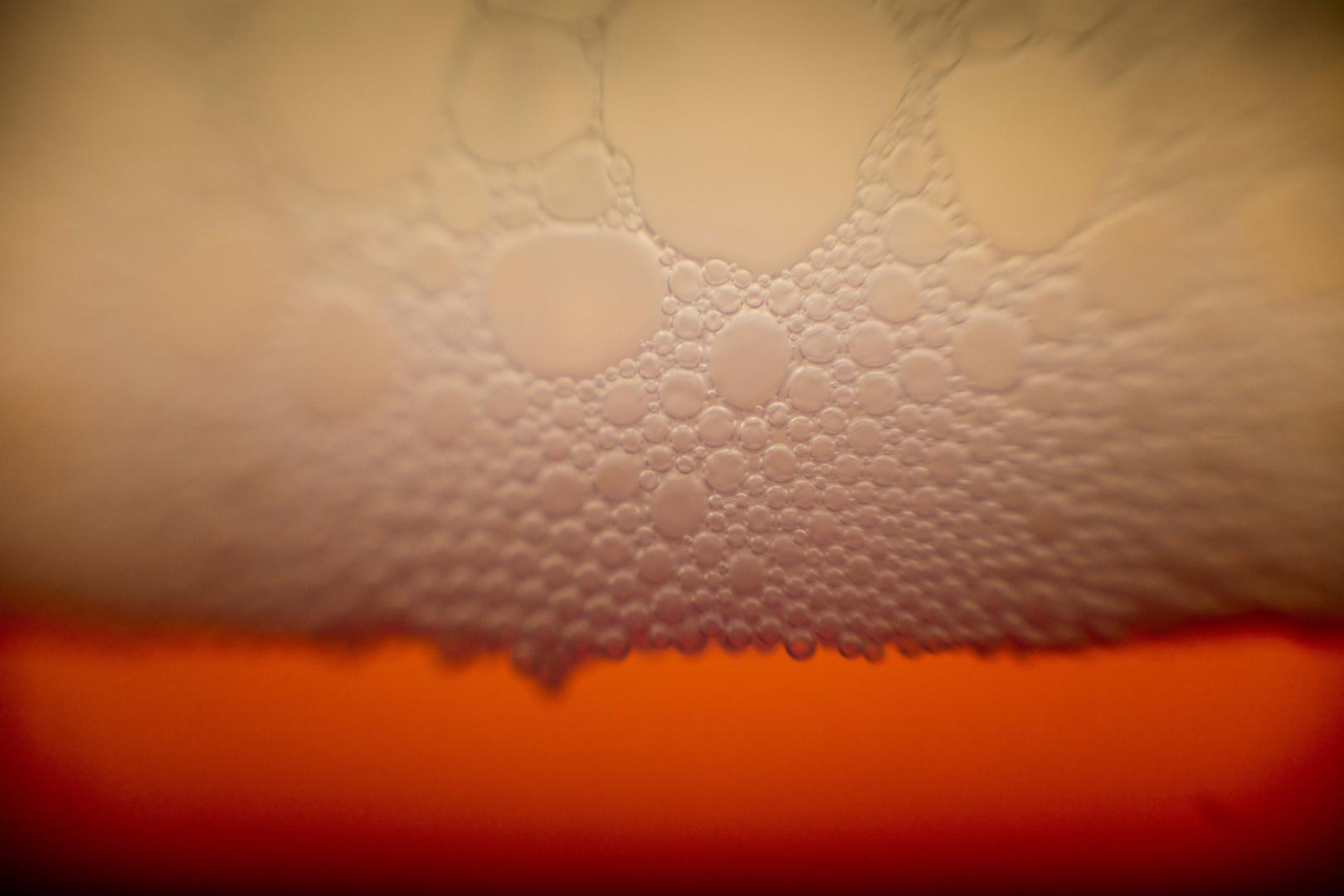 

Zaobljene čaše - ljudi brže piju pivo iz zaobljenih čaša nego iz ravnih jer naši mozgovi procjenjuju količinu preostale tekućine na temelju razine u čaši. Kod zaobljenih čaša može vam se činiti da ste popili tek pola piva, ali ste zapravo popili i više. A što više pijete, to ćete prije naručiti još jedno piće.