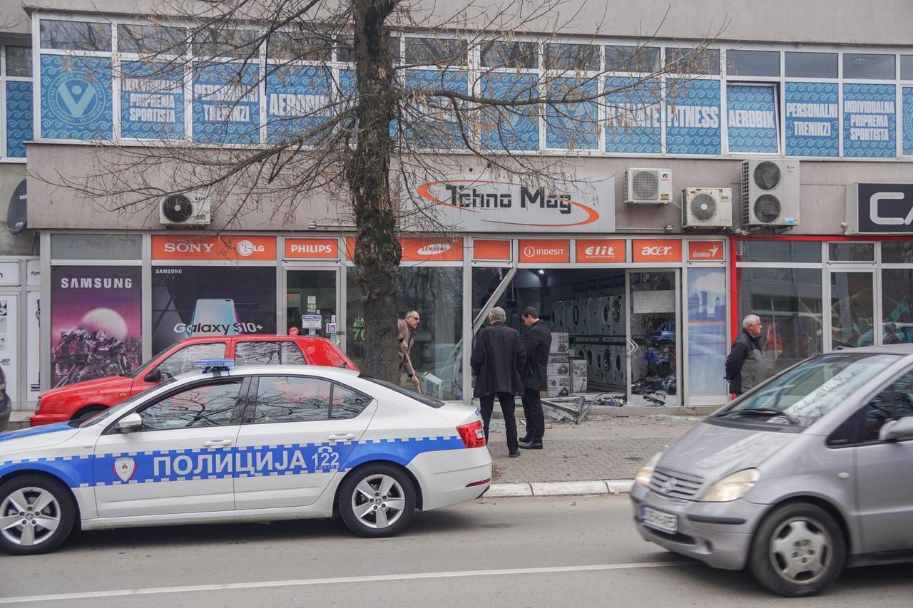 Autom se zabila u izlog trgovine