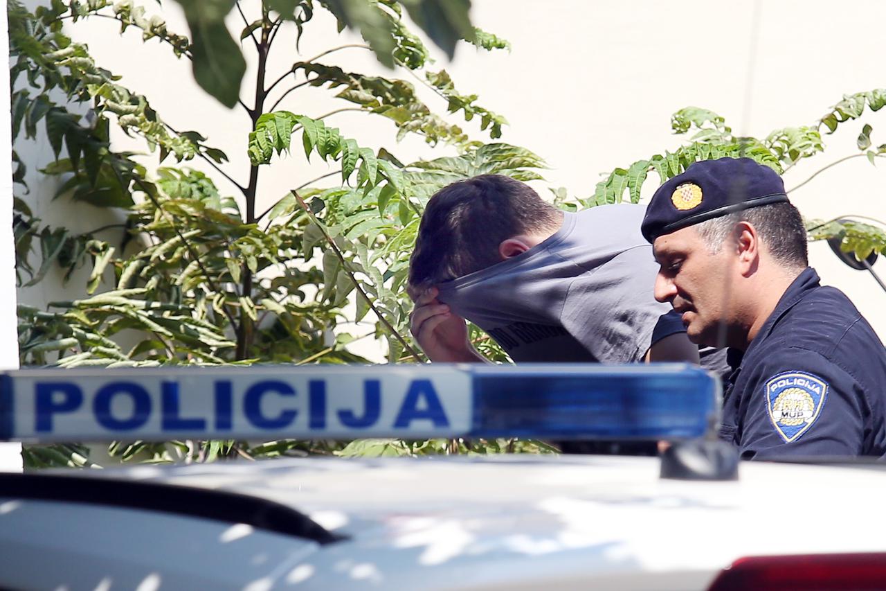 Privođenje osumnjičenih za napad u Uzdolju u policijsku postaju u Šibeniku