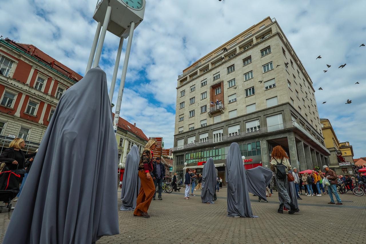 Zagreb: Javni umjetnički performans koji se se referira na performans Aparición gvatemalske umjetnice Regine José Galindo