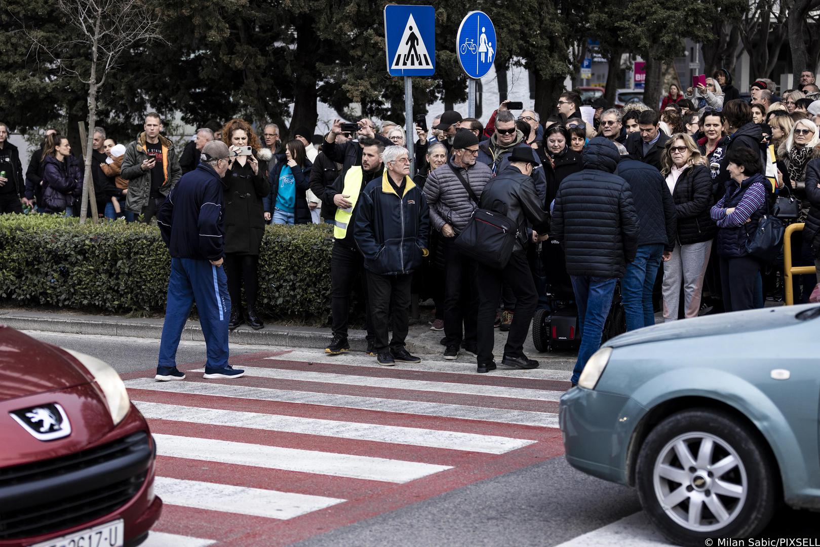 24.02.2023., Split - Stanovnici splitskog kvarta Spinut stalnim prelaskom pjesackog prelaza ispred nebodera zaustavili su promet i poslali poruku Upravi grada protiv izgradnje pretovarne stanice. Photo: Milan Sabic/PIXSELL