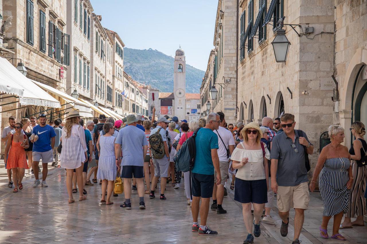 Dubrovnik: Mnogobrojni turisti i dalje posjećuju grad