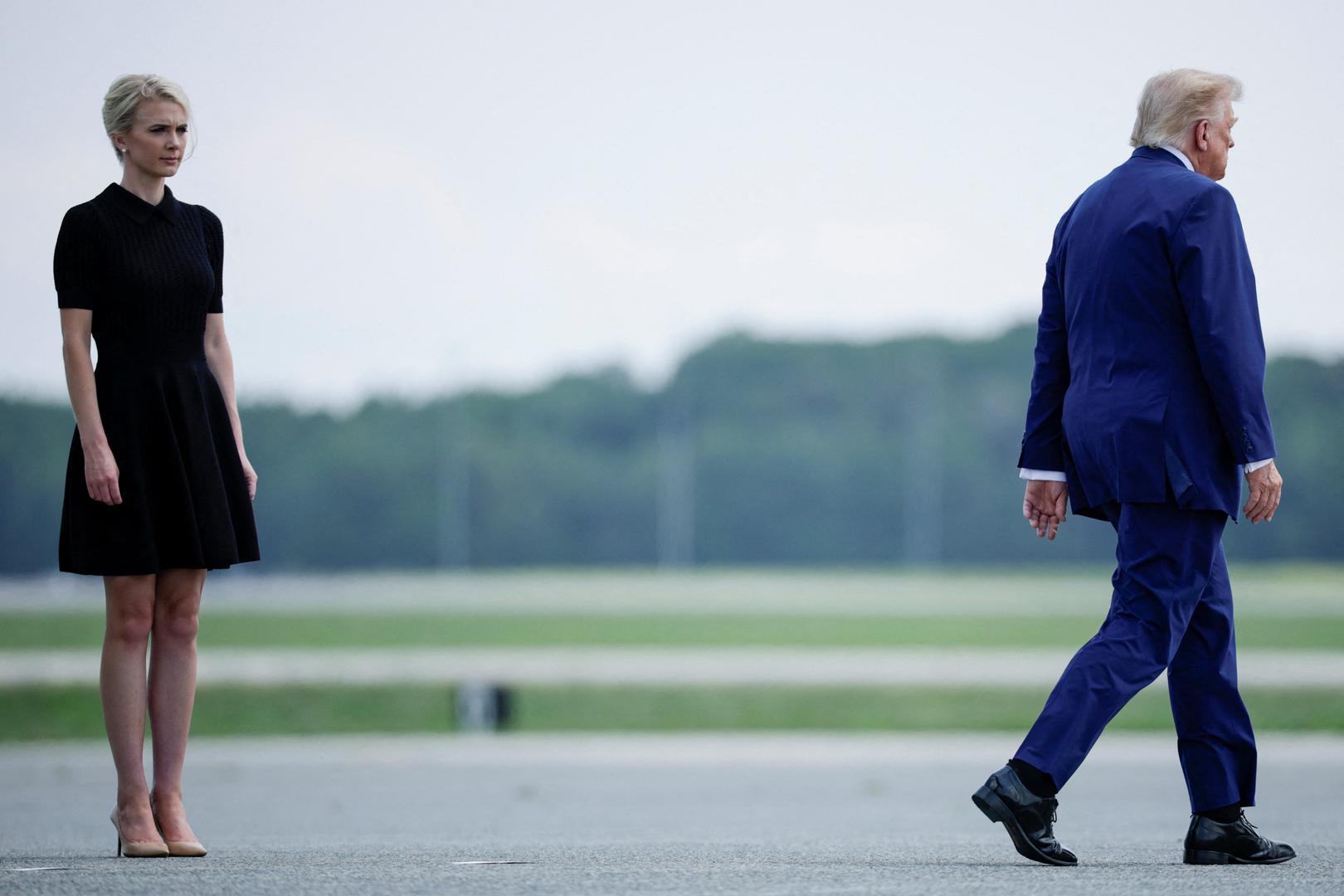 Unatoč brojnim nagađanjima, u javnosti nema potvrde da su Trump i Harp u ljubavnoj vezi. Riječ je o tvrdnjama i političkim prozivkama koje su posljednjih dana dobile dodatnu pozornost nakon istupa demokratskog senatora Jona Ossoffa.