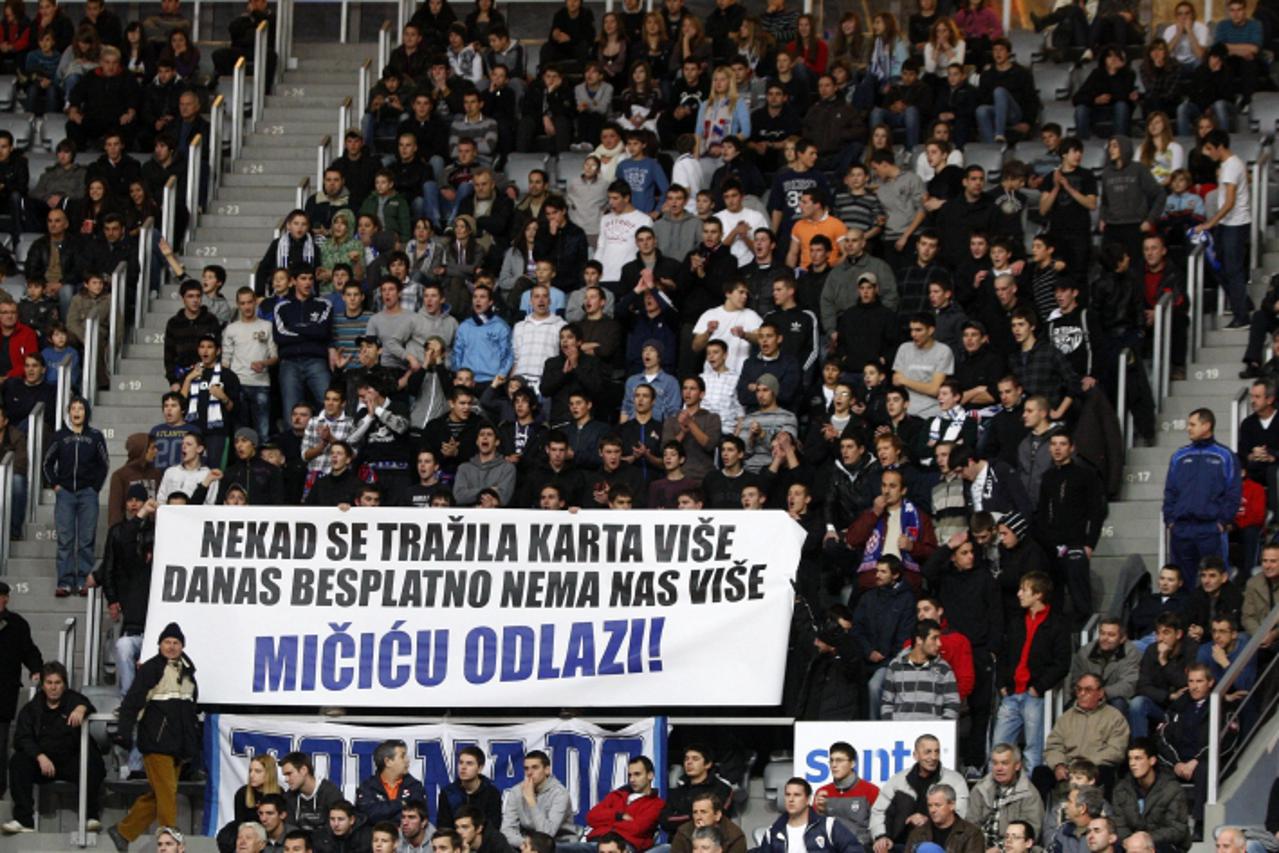 \'22.01.2011. Zadar - NLB liga - kosarkaska utakmica izmedju KK Zadar i KK Crvena Zvezda. Ulaznica se nije naplacivala tako da je dvorana gotovo bila popunjena. Tornado, navijaci. Photo: Filip Brala/P