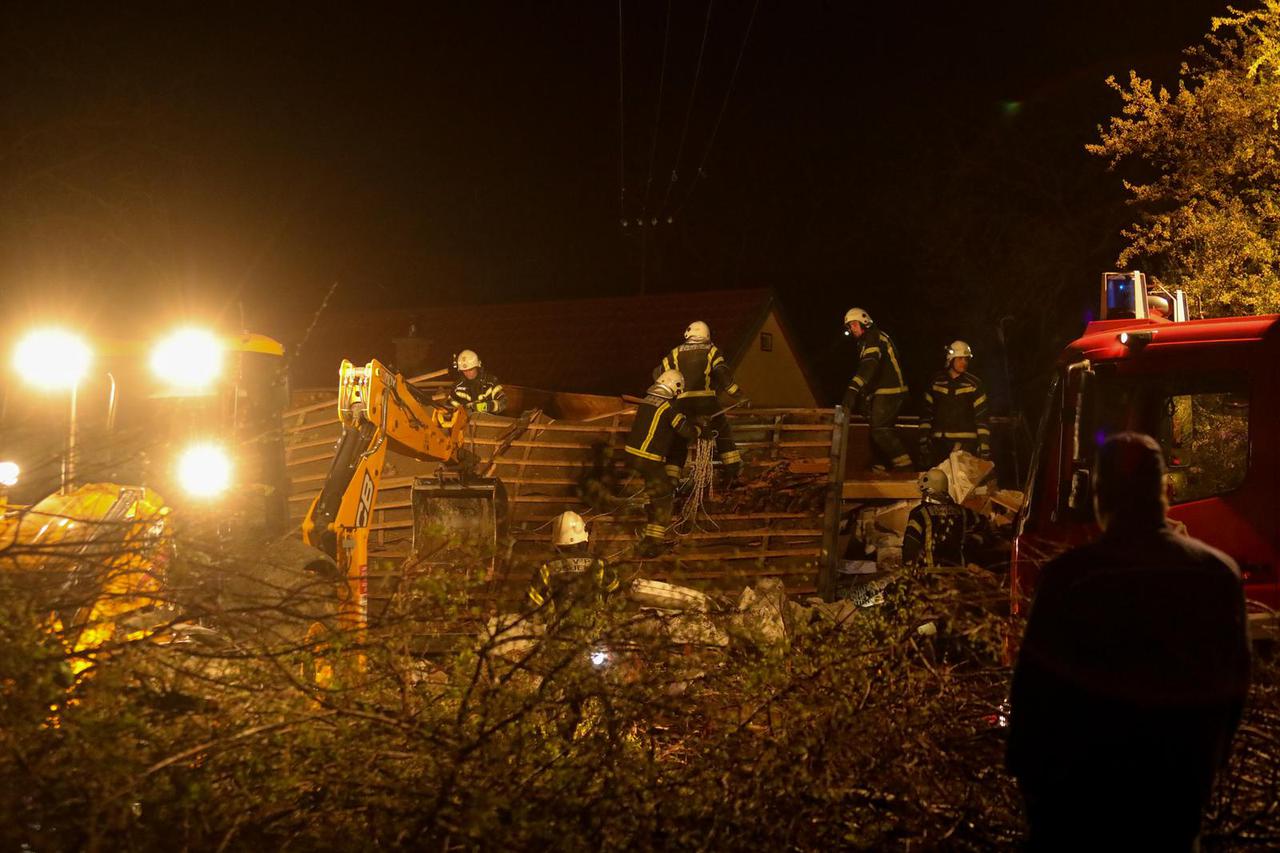 U eksploziji plinske boce u Bilju razrušena kuća, pod ruševinama traže muškarca