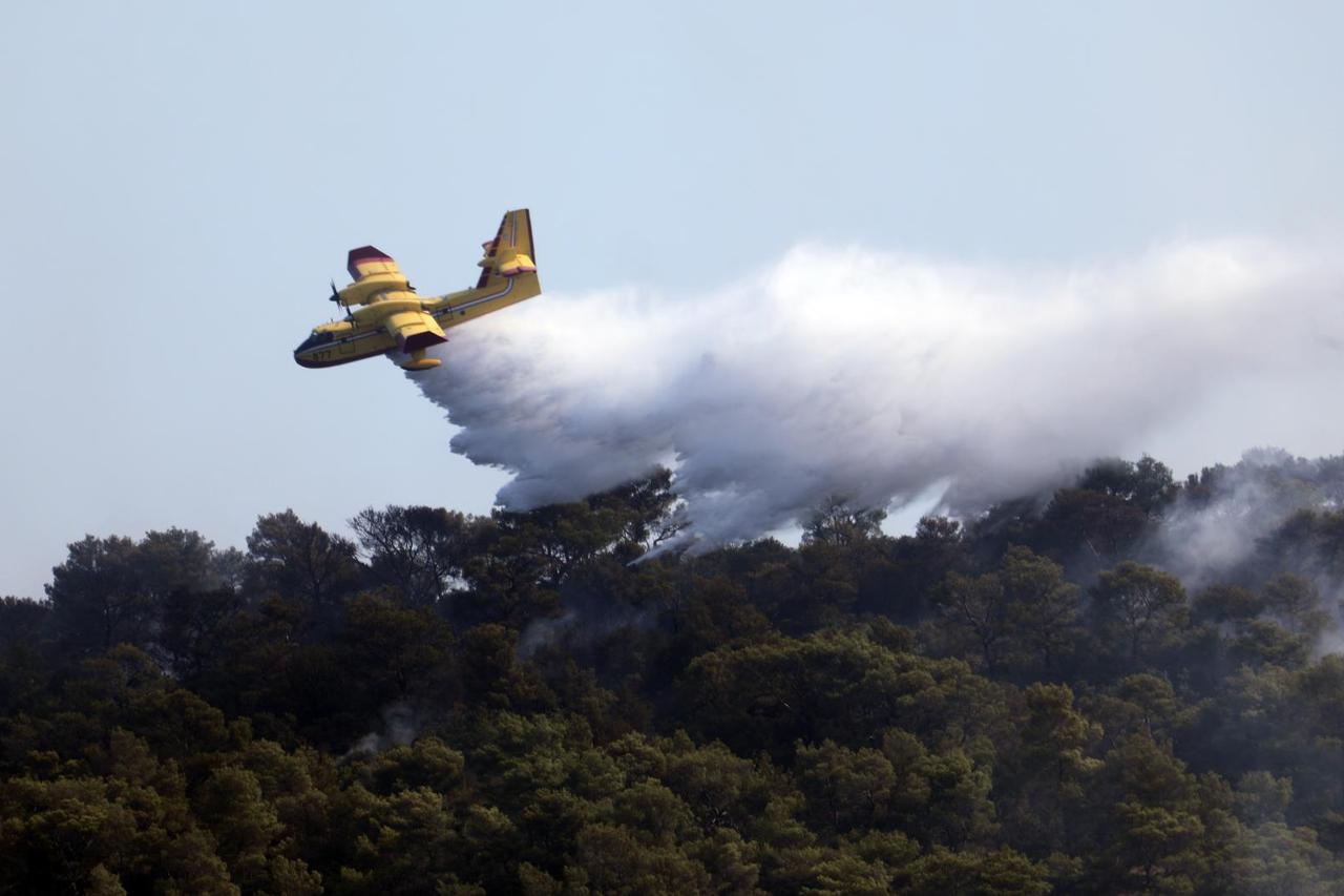 U gašenju požara na Hvaru vatrogascima u pomoć pristigli i kanaderi
