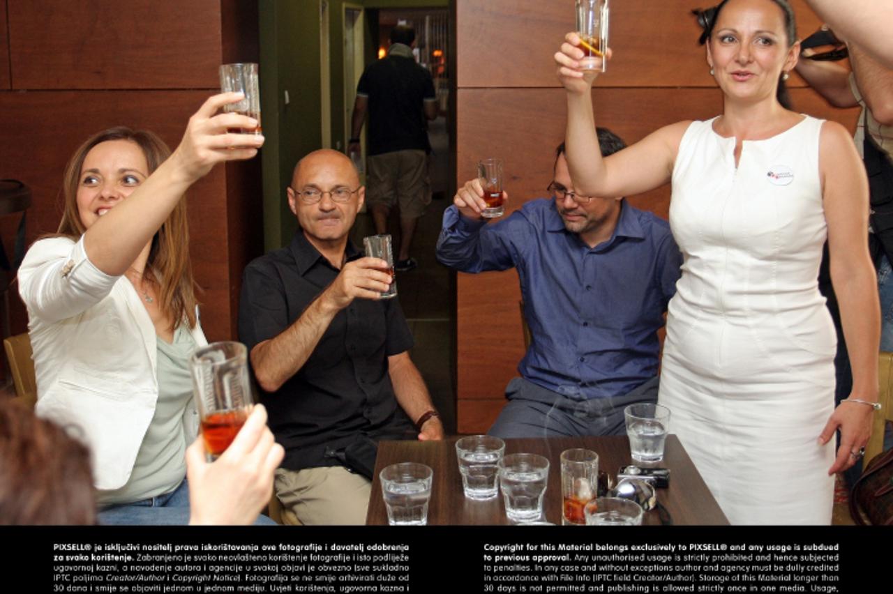 '04.07.2013., Zagreb - Clanovi udruge Franak proslavili su prvostupanjsku presudu koja je donesena u njihovu korist u parnici s osam banaka. Photo: Borna Filic/PIXSELL'