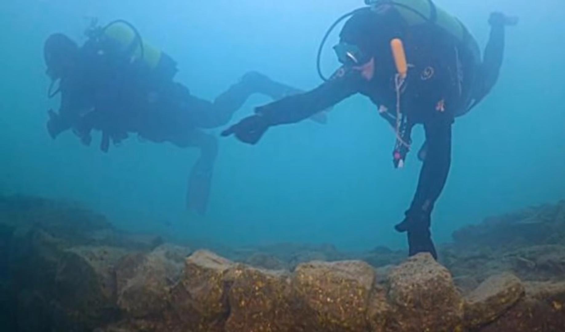 Do otkrića su došli arheolozi s turskog sveučilišta Van Yüzüncü Yıl koji su istraživali jezero s timom ronilaca.