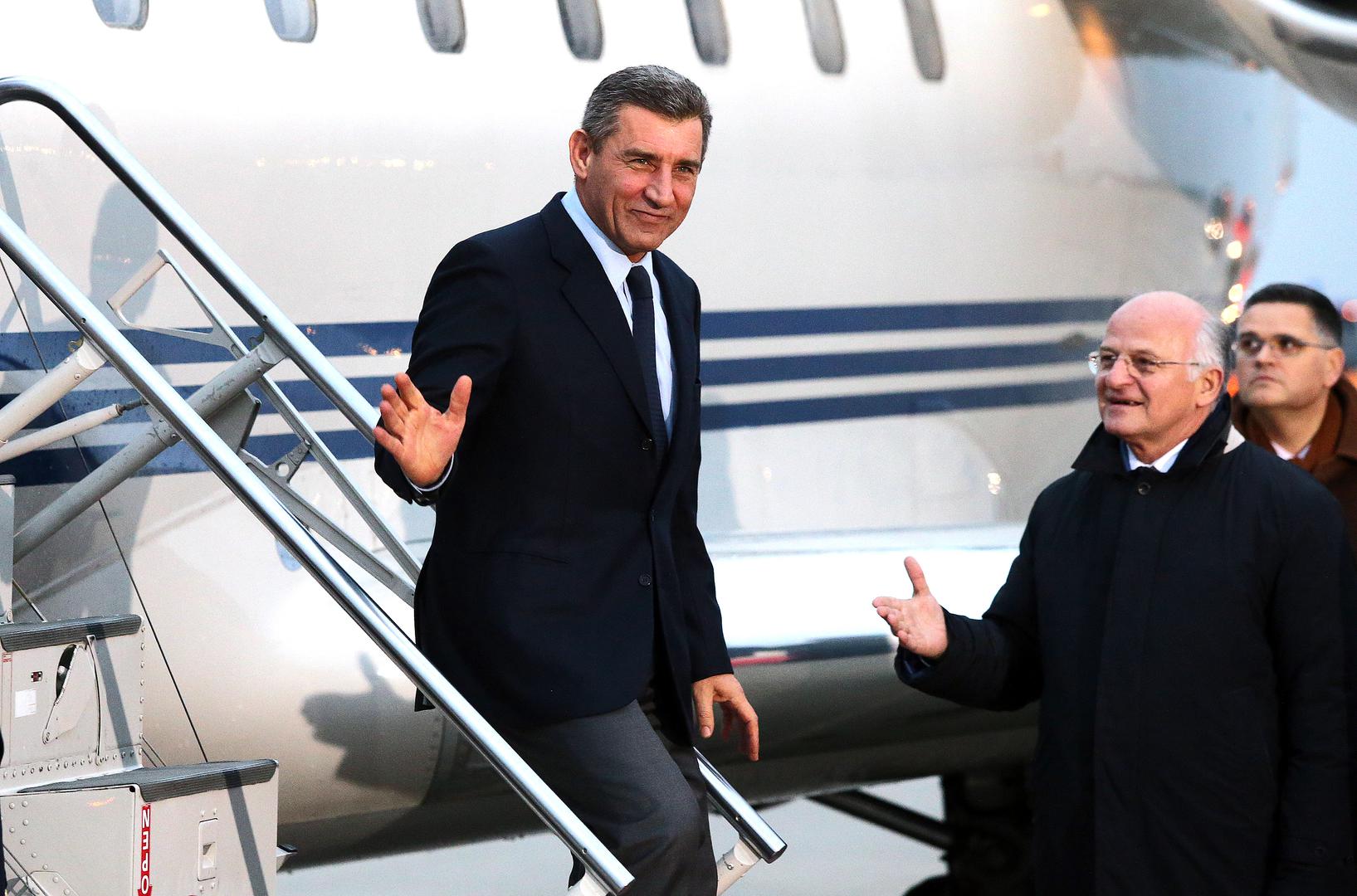 Godine 2023. darovao je vitraj župi u Pakoštanima za bratovštinu sv. Ante. Time je nastavio sudjelovati u događajima povezanima s mjestom u kojem je proveo dio djetinjstva i kojem se vratio nakon završetka sudskog procesa.