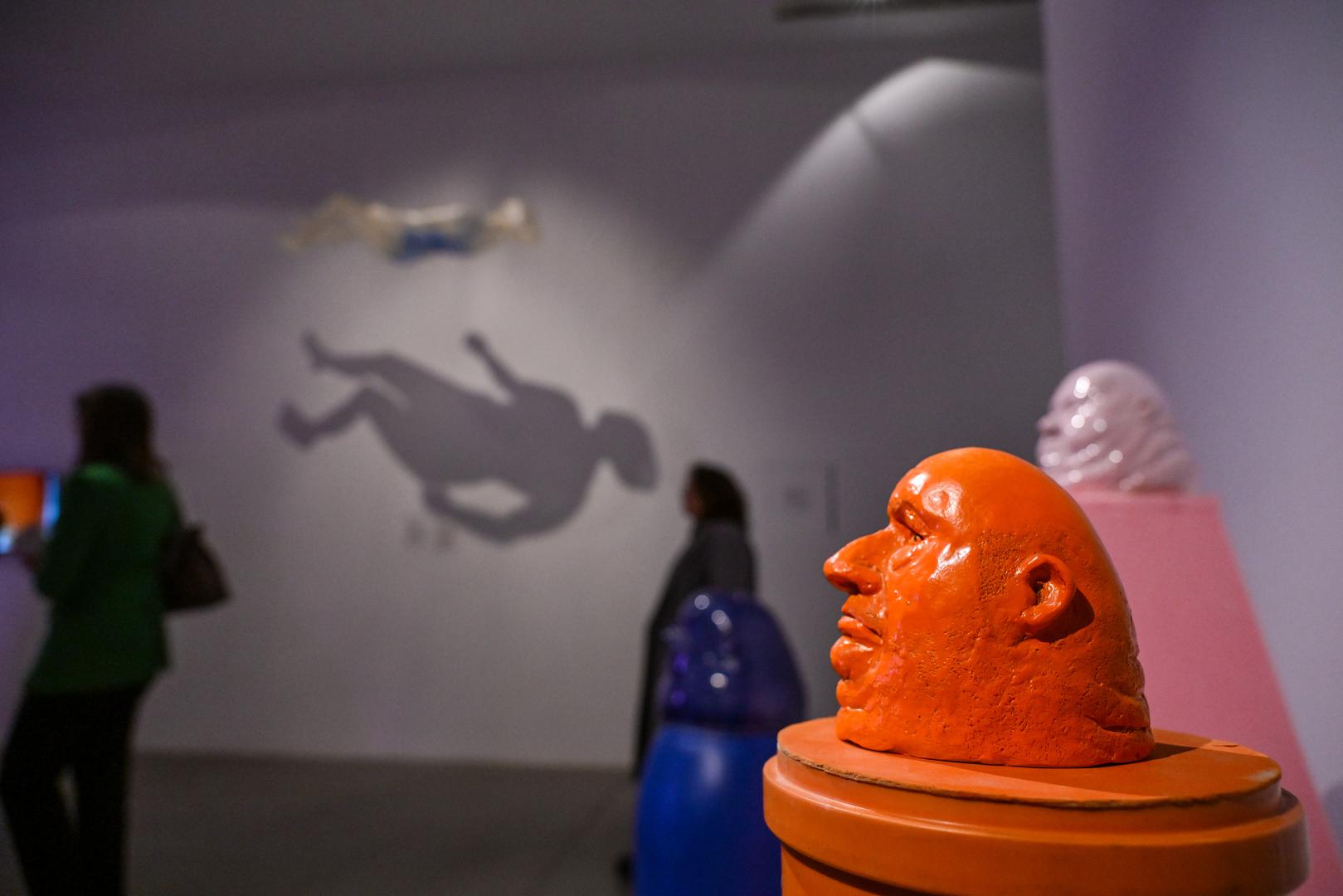 Izložbeni program popratit će i promocija kataloga trijenala, a najbolje ocijenjeni izloženi radovi bit će nagrađeni jednom od sljedećih nagrada; od Velike nagrade trijenala i tri jednakovrijedne nagrade koje dodjeljuje Gliptoteka, zatim posebnog priznanja Hrvatske sekcije Međunarodnog udruženja likovnih kritičara – AICA-a, nagrade Goranske kiparske radionice Lokve te nagrade Ljevaonice Ujević, do posebne nagrade najboljeg rada izborom djece