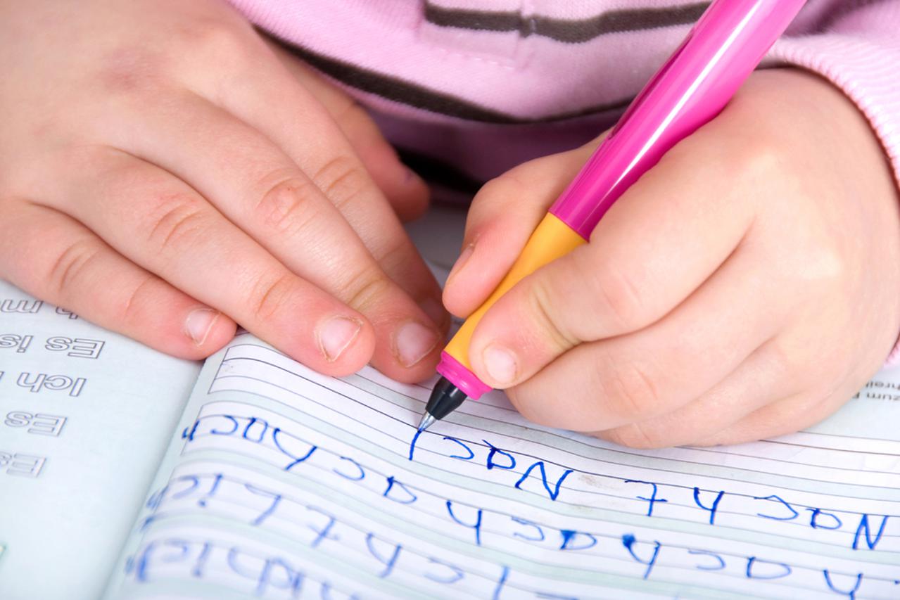 Dijete uči pisati