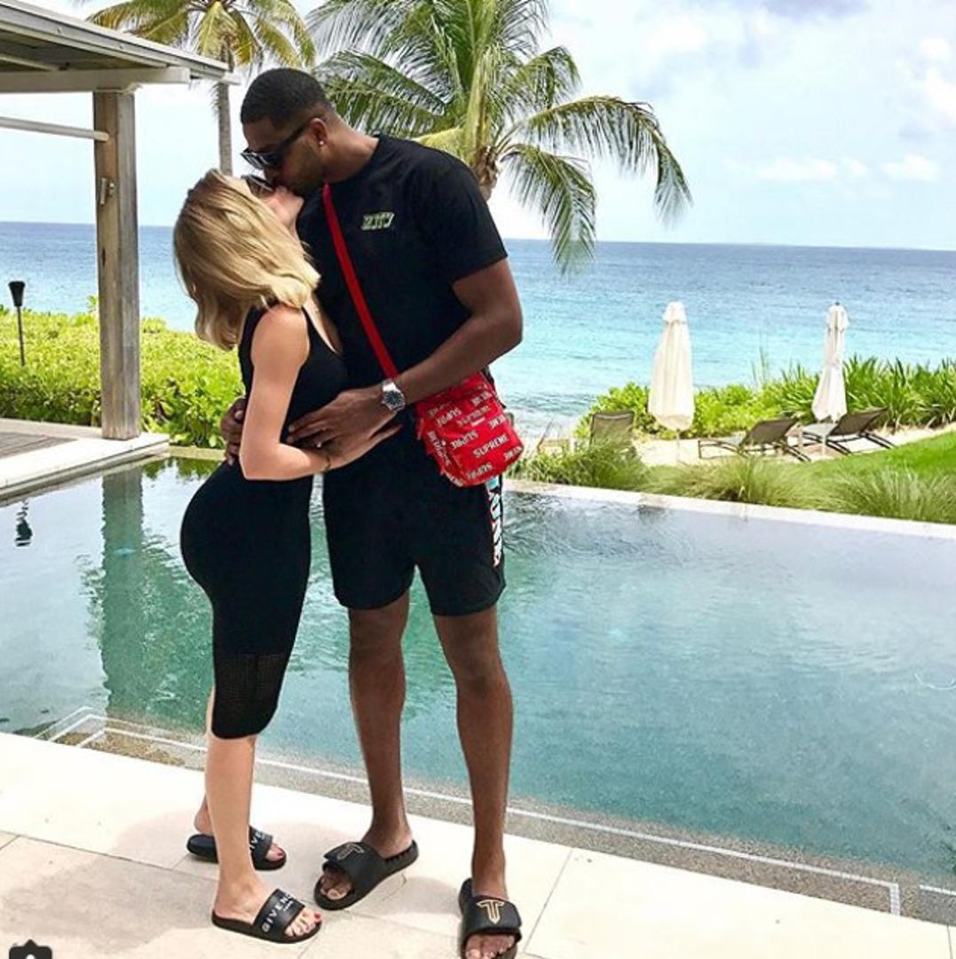 Unajpoznatijoj reality obitelji Kardashian čak su tri sestre trudne. Najpoznatija sestra Kim očekuje treće dijete, sada od zamjenske majke, Khloe je trudna šest mjeseci, a najveći je misterij trudnoća sestre Kylie za koju još nije službeno potvrđeno da čeka dijete.