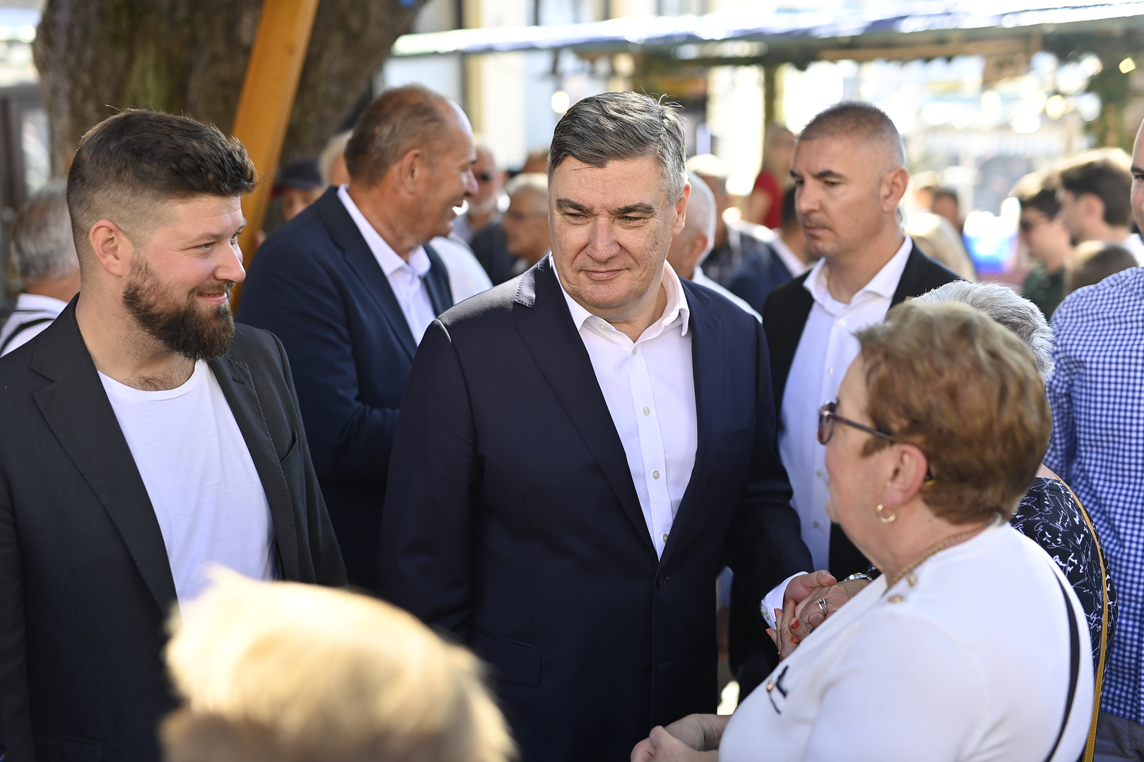 Predsjednik Zoran Milanović danas boravi u Kastvu, gdje sudjeluje na tradicionalnom programu "Pozdrav Beloj nedeje", središnjem dijelu jedne od najstarijih i najvećih kastavskih pučkih fešti. 