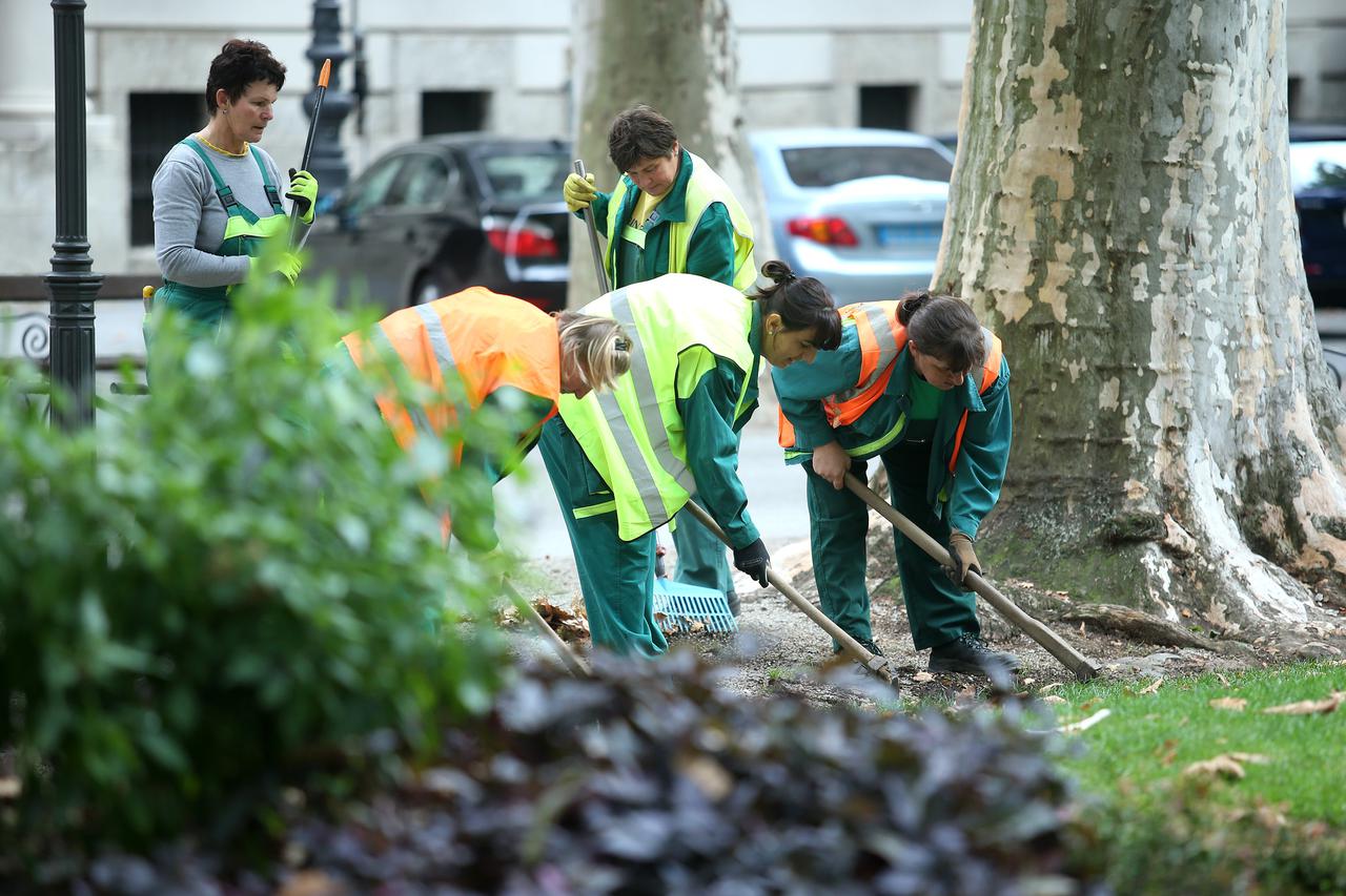 Gradska svakodnevica u centru grada. Radnice Zrinjevca uredjuju travnatu povrsinu u parku Zrinjevac.