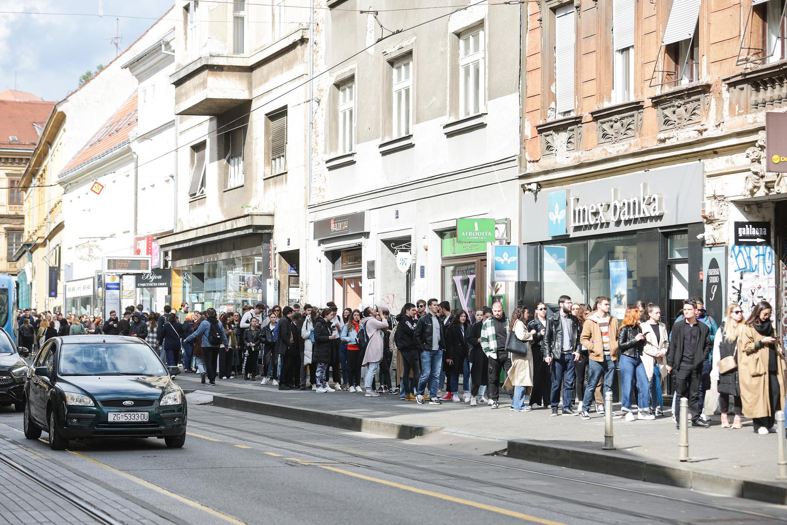 17.04.2024., Zagreb - Glasanje u Varsavskoj ulici stvorilo je velike redove.  Photo: Luka Stanzl/PIXSELL