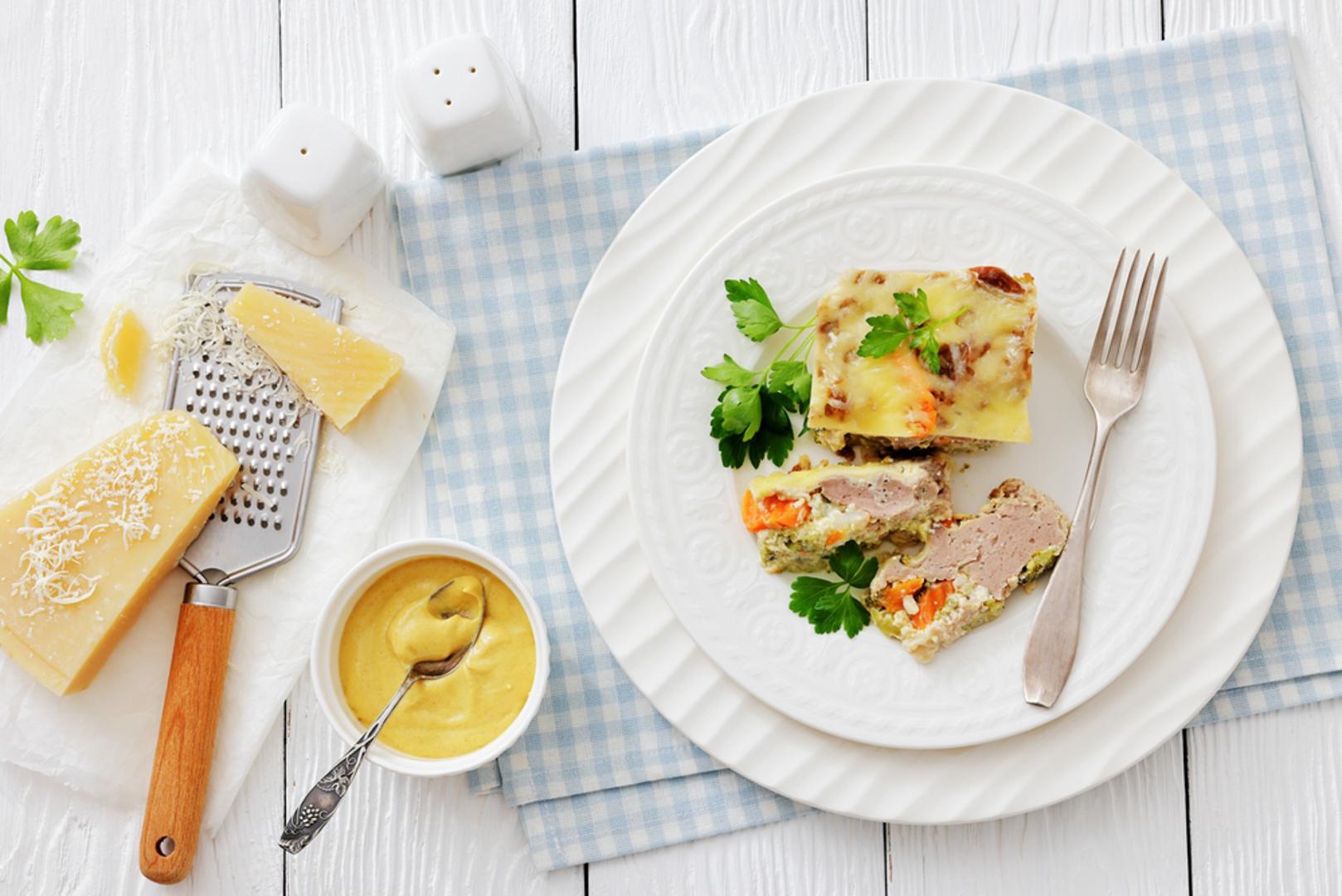 Rijetko jedu meso: Za razliku od uobičajenih zapadnjačkih obroka, u Plavim zonama meso se jede rijetko i u malim količinama. Na Sardiniji i Okinawi ono je često rezervirano samo za nedjelje i posebne prigode, dok ga neki u zajednici adventista uopće ne jedu. Stručnjaci upozoravaju da pretjeran unos mesa, osobito crvenog i prerađenog, povećava zdravstvene rizike, među njima i rizik od raka crijeva.