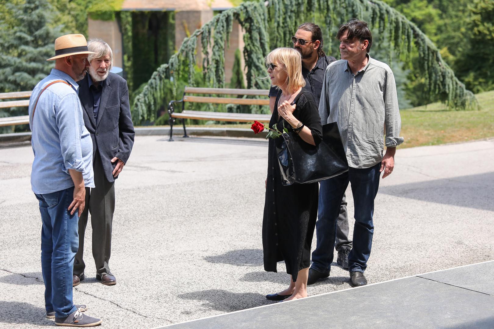 Na zagrebačkom Krematoriju obitelj i prijatelji oprostili su se danas od glumca Krunoslava Šarića koji je preminuo u 79. godini. Njegovi kolege Višnja Babić, Ana Begić Tahiri, Dragan Despot, Slavko Juraga, Vedran Mlikota, Marko Torjanac i brojni drugi došli su reći posljednje zbogom voljenom kolegi i prijatelju. 