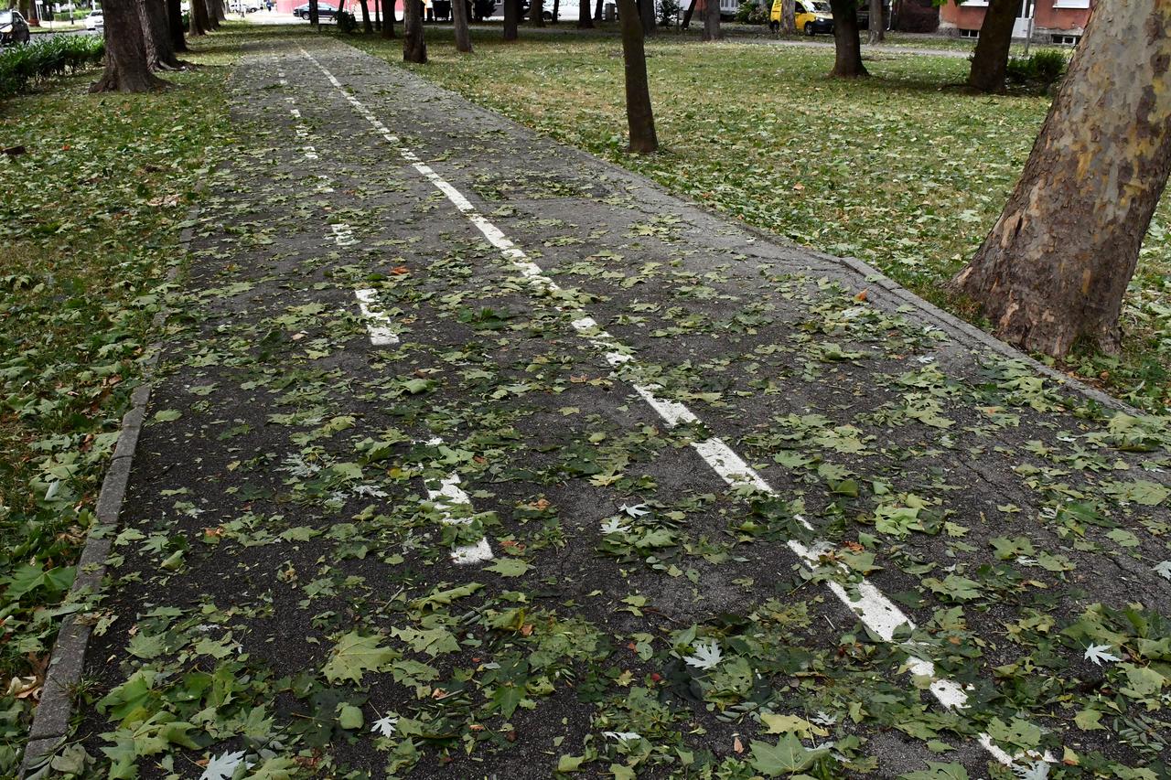 Slavonski Brod: U središtu grada i danas su vidljive posljedice jučerasnjeg snažnog nevremena