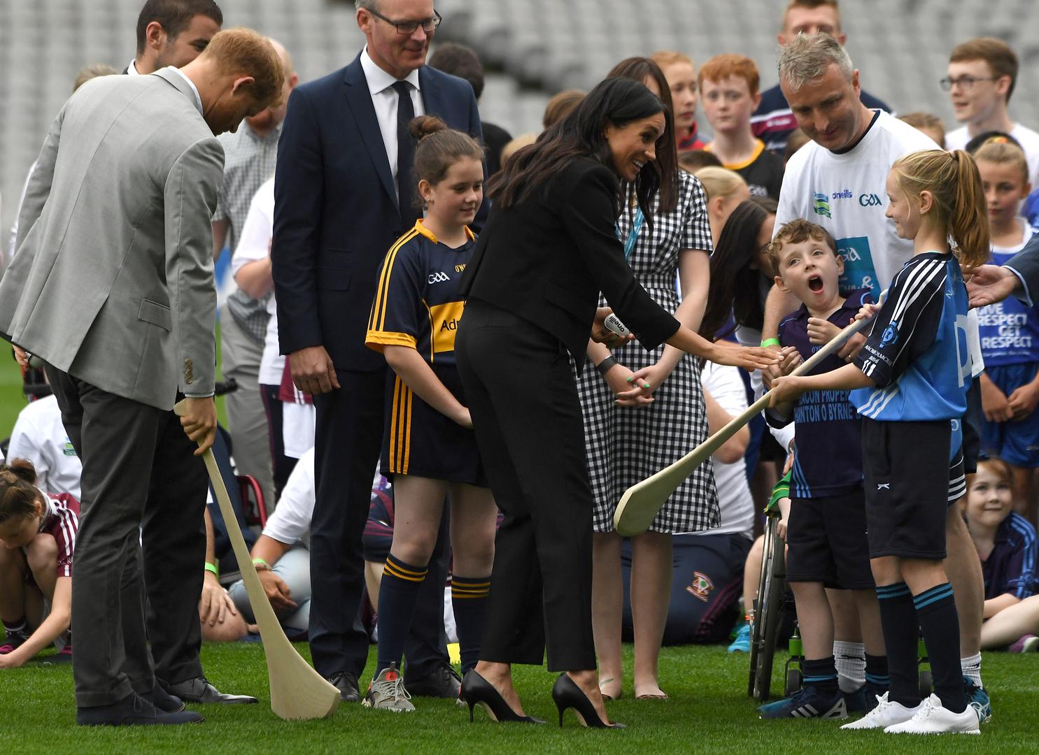 IN Touch piše kako je Meghan bila  trudna već na vjenčanju te je zbog toga morala raditi i preinake na vjenčanicu. 