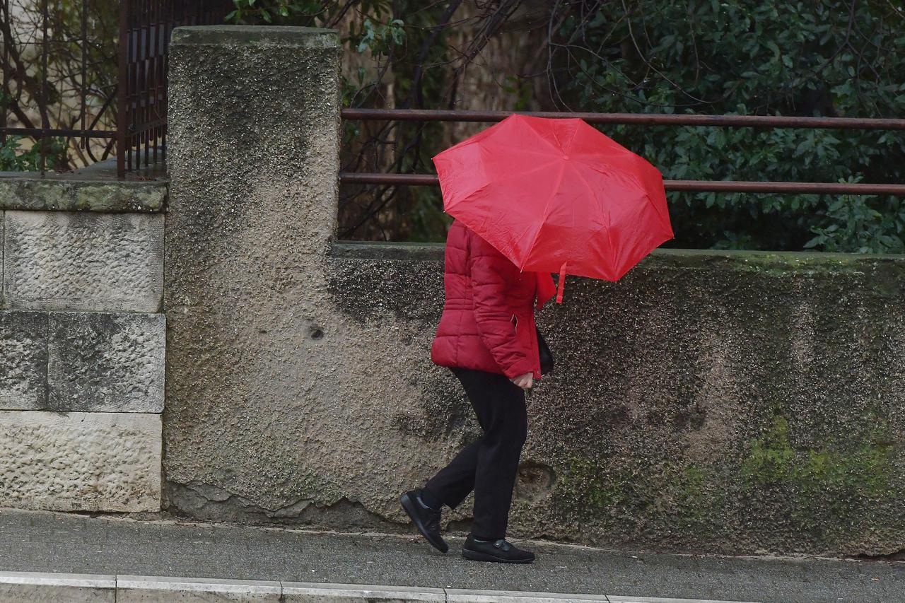 Šibenik: Kišno prijepodne na gradskim ulicama