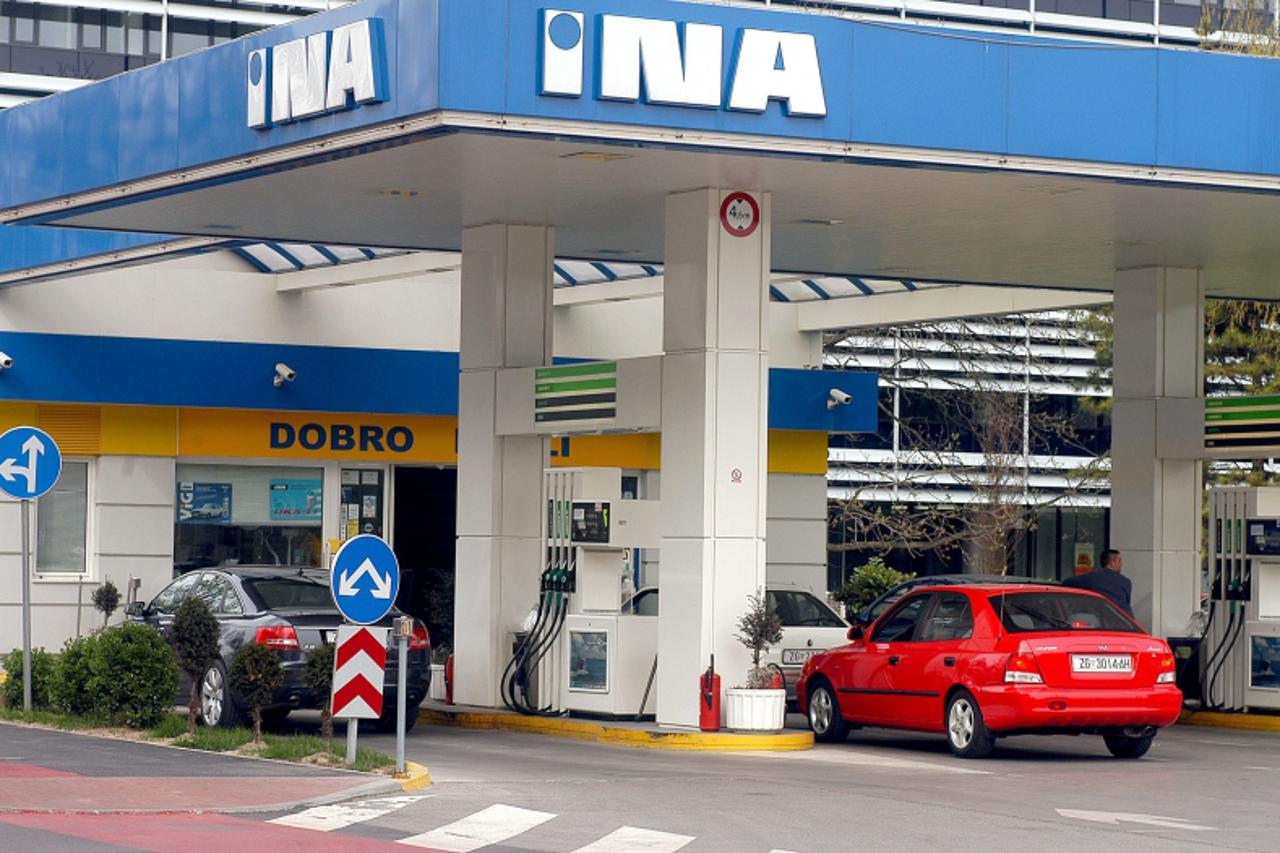 'poslovni svijet...zagreb..08.04. 2005. miramarska - benzinska pumpa/ina snimio:marko lukunic'