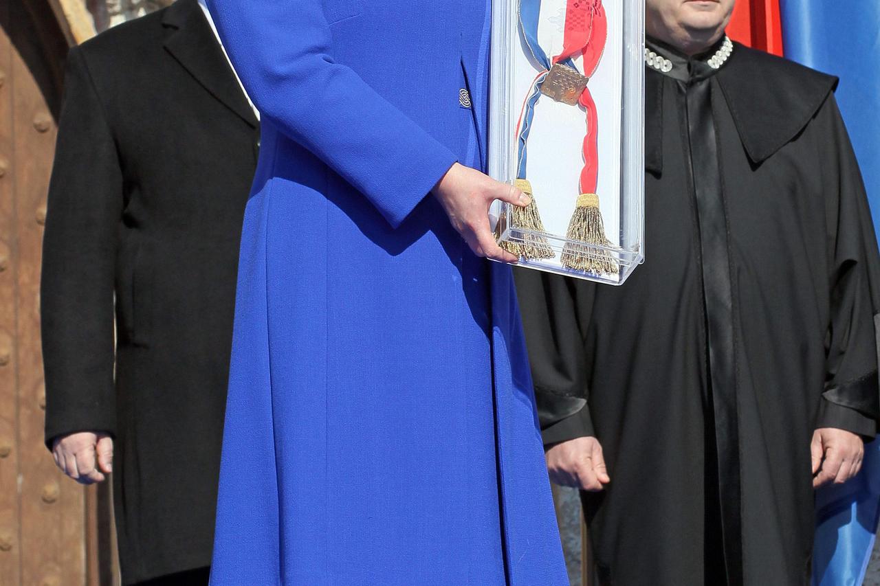 15.02.2015., Zagreb - Kolinda Grabar Kitarovic danas je nesto iza 12 sati na Trgu sv. Marka pred predsjednicom Ustavnoga suda Jasnom Omejec i sucima toga suda svecano prisegnula za predsjednicu Republike Hrvatske.