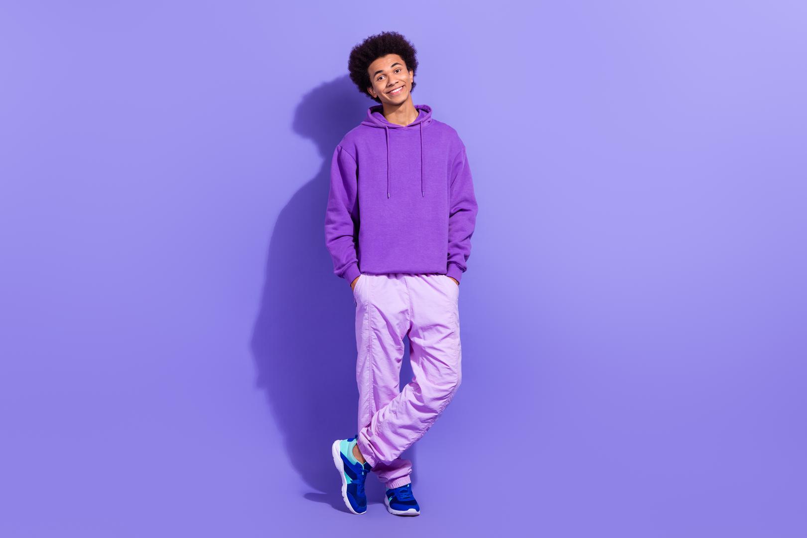 Ljubičasta: Ovo je boja koja se tradicionalno povezuje s kraljevima i kraljicama, a njeni ljubitelji često imaju snažnu i odvažnu osobnost. Michele Goldman ističe da osobe koje vole ljubičastu ne zaziru od toga da budu ono što jesu, često su umjetnički, duhovno i maštovito nastrojene. Tamnoljubičaste nijanse sugeriraju sofisticiranost, introspektivnost i kreativnost, dok svjetlije varijante poput lavande i lile odražavaju osjetljivost, suosjećanje i skladnu prisutnost. Međutim, vrlo emotivna i ćudljiva priroda ovih osoba može dovesti do promjena raspoloženja i osjećaja neshvaćenosti.