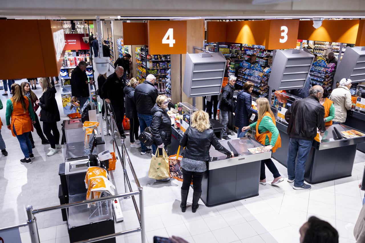 Otvorenje preuređene poslovnice Studenca u Omišu