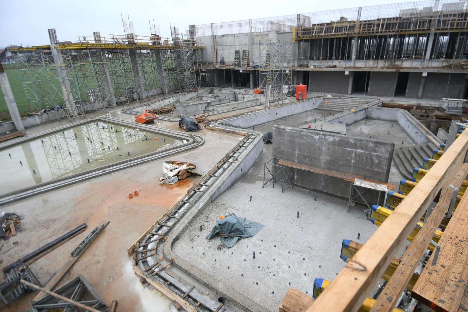 'Imamo dvije buštotine - jedna od 32 stupnja, a jedna duboka 1300 metara sa 83 stupnja. Objekt se nalazi 300 metara od silaska s brze ceste koja ubrzo stiže. Cijeli objekt nema plin, sve radi topla voda, što ga čini samoodrživim' rekao je gradonačelnik Hrebak