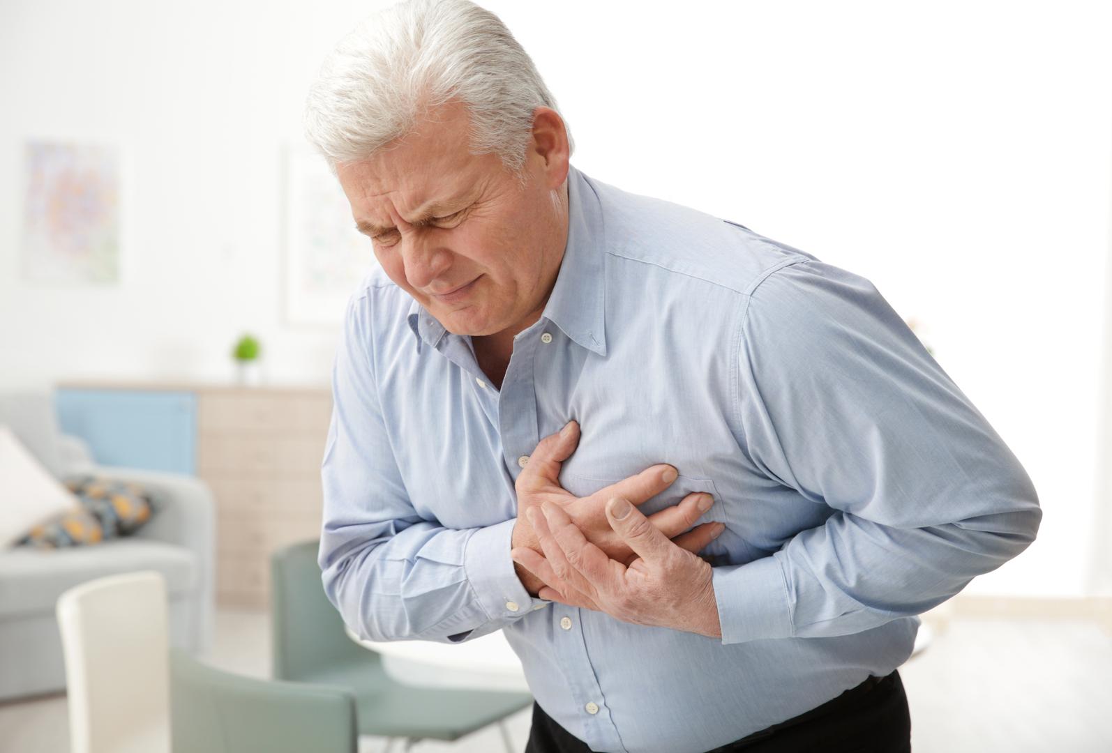 Mučnina – Osjećaj mučnine, slabosti u želucu i povraćanje nisu rijetki kada je u pitanju srčani udar. Živci probavnog sustava usko su povezani sa živcima u srcu zbog neugodu u želudcu.