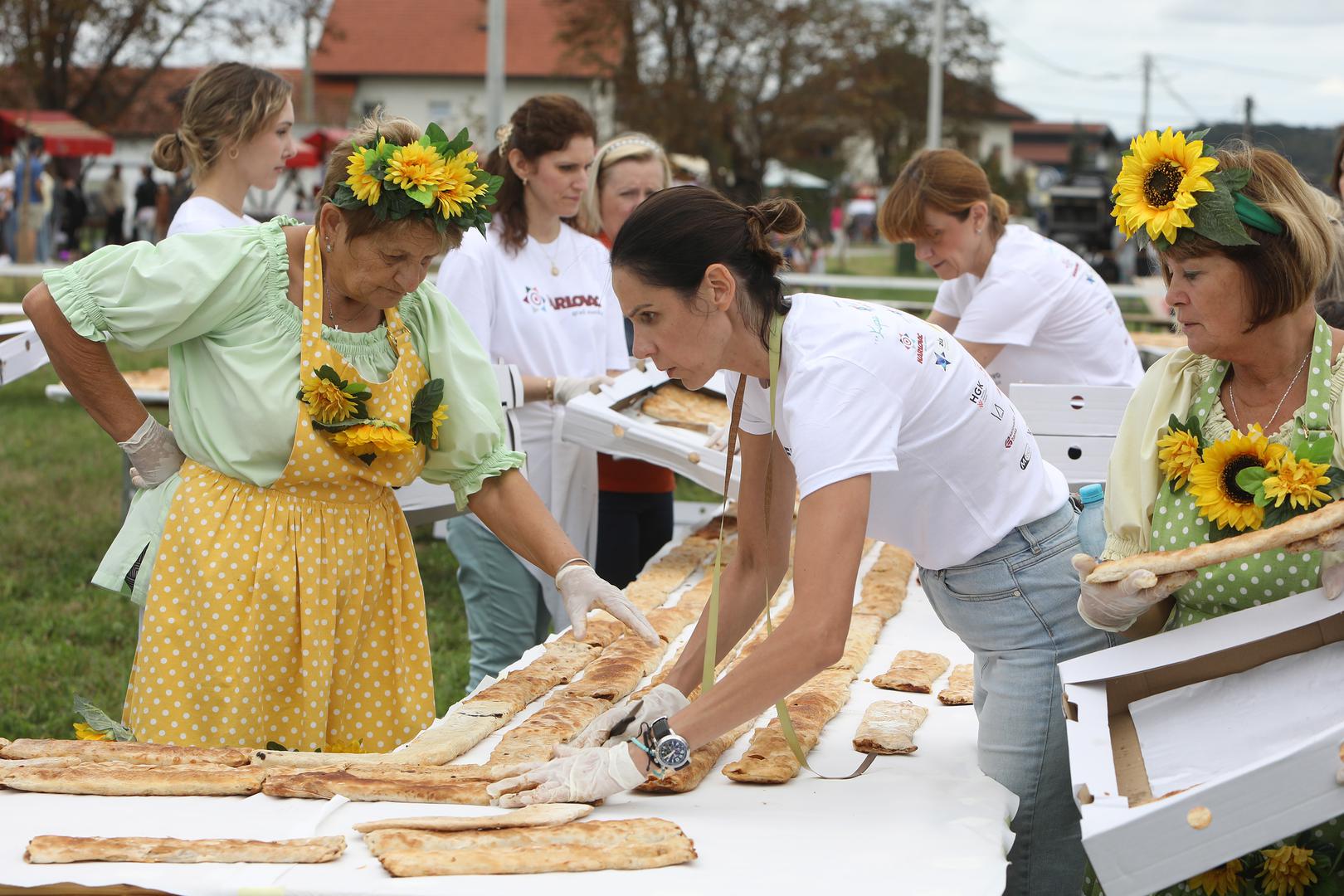 Ove godine izrađeno je čak 8.940 štrudli, složenih u trokilometarsku kolonu u obliku karlovačke Zvijezde.