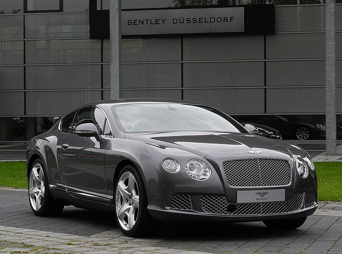 Što se automobila tiče, kapetan hrvatske reprezentacije posjeduje Bentley Continental GT.