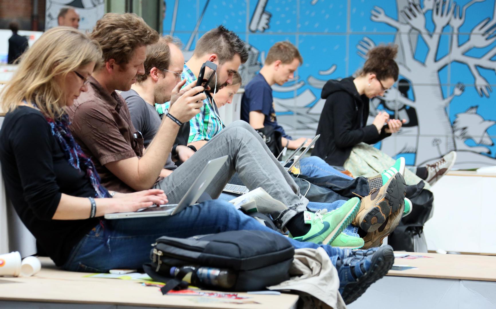 Интересное чтение. Девушка библиотекарь. Девушка с книгой в метро. Девушка с книгой в руках. Предложение с выделением.