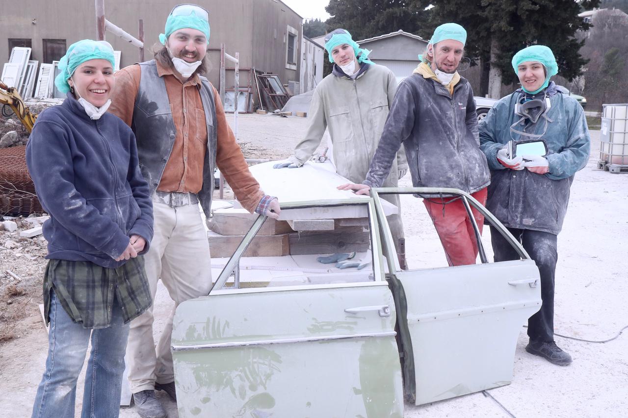 Mladi europski kipari stigli u Imotski, punom parom rade spomenik kultnom Mercedesu
