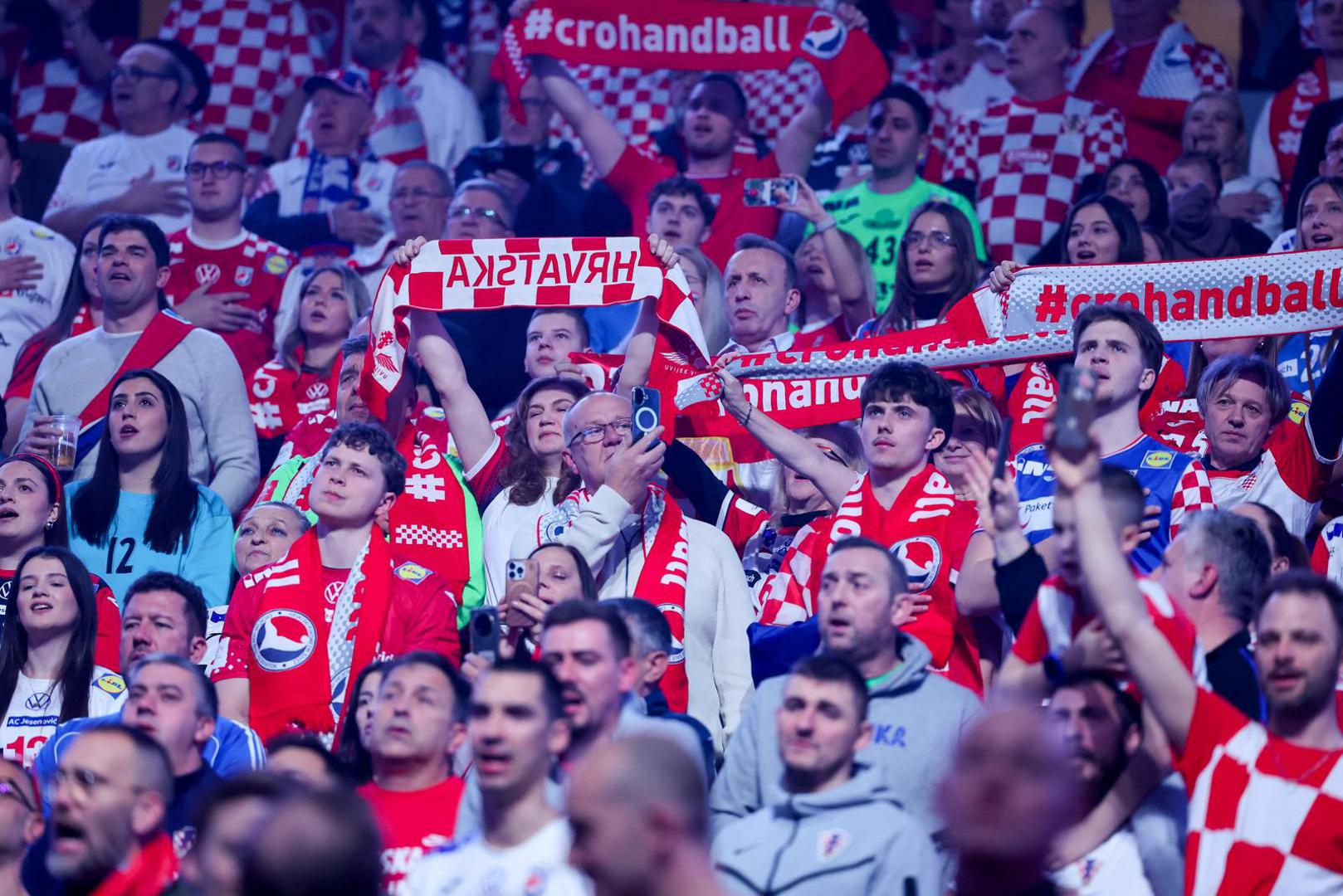 Dok su hrvatski navijači cijelo vrijeme stajali, skakali i pjevali, njemački su znatno razasutiji po dvorani i daleko tiši.