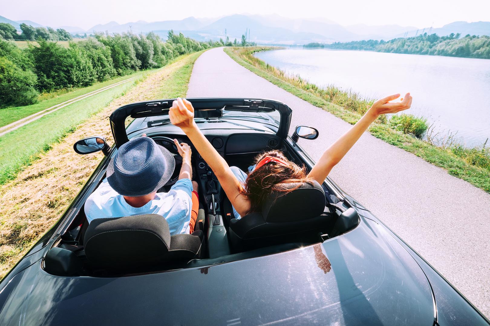 Lav (23.7. – 22.8.): Autor 80% fotografija na Instagramu. Njegove sunčane naočale imaju prioritet u ručnoj prtljazi, a traženje "najboljeg svjetla" može potrajati satima.