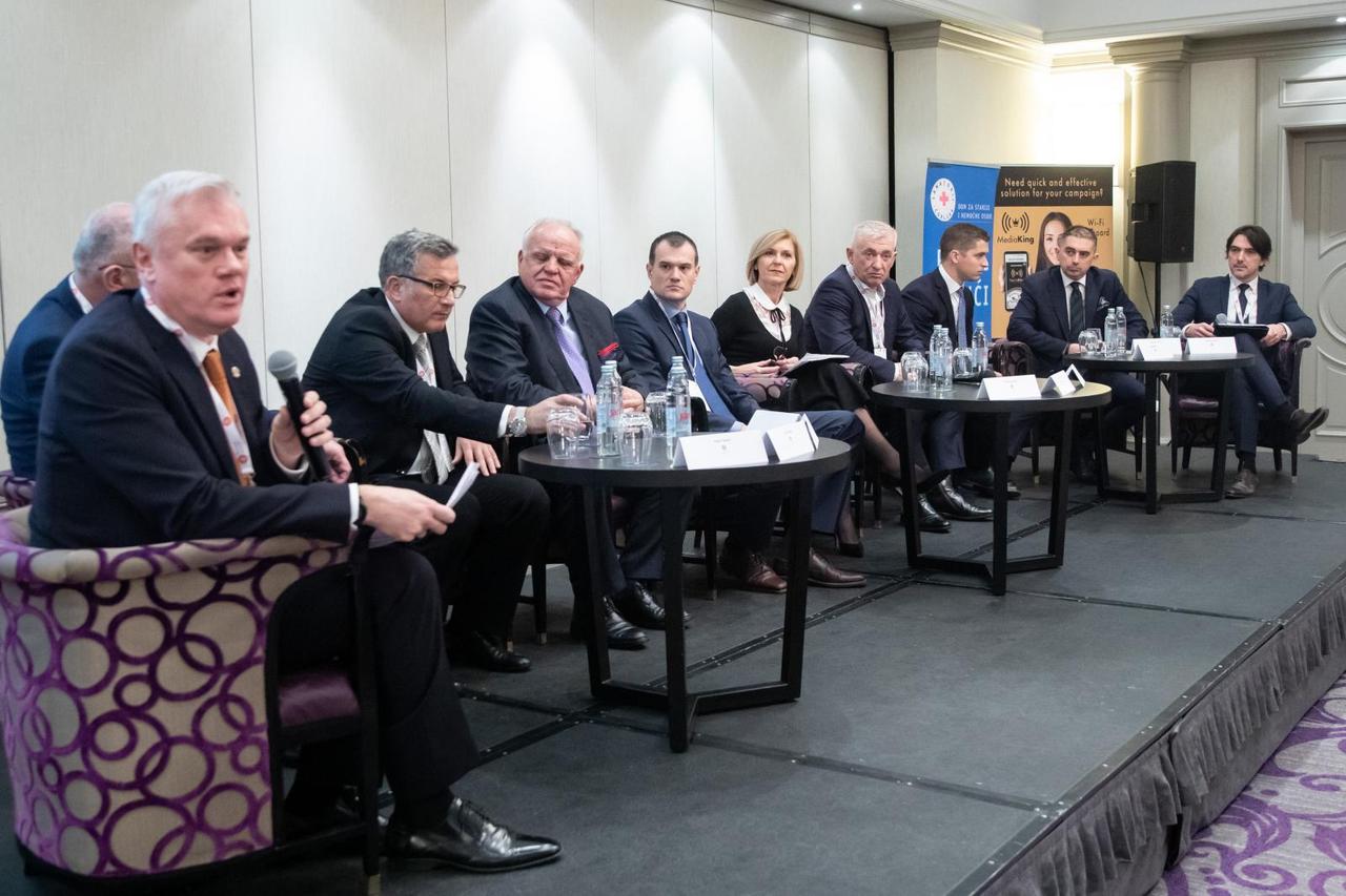 Sudionici panela: Darko Tipurić, Petar Ćorluka, Josić Burušić, Jako Andabak, Plamenko Barišić, Branka Ramljak, Marko Pipunić, Markica Stanušić, Mato Njavro i moderator Mislav Šimatović