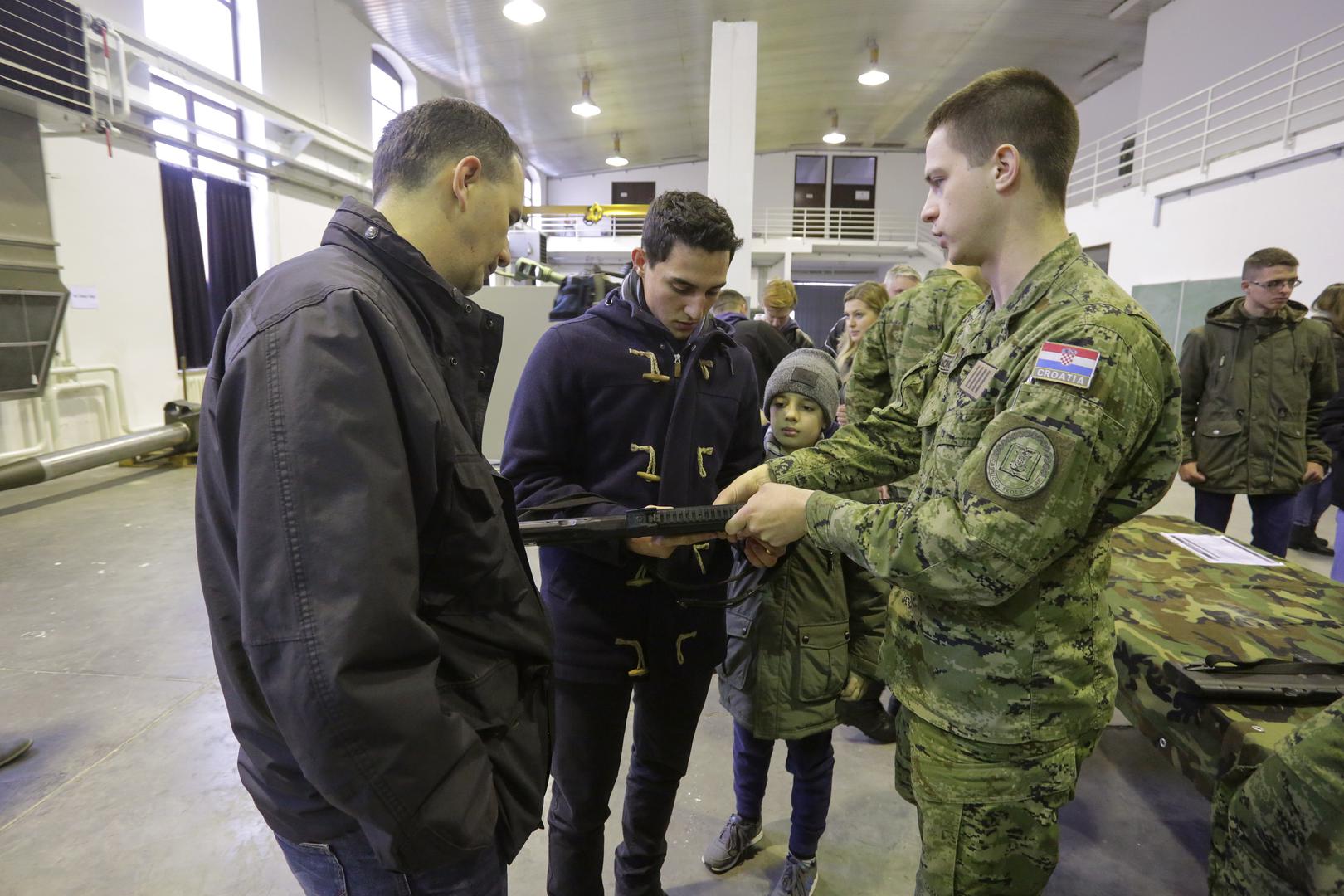 Pripadnici Hrvatskog ratnog zrakoplovstava i protuzračne obrane prezentirali su simulator letenja i kabinu borbenog zrakoplova.