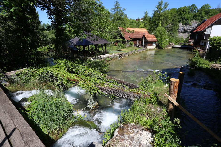 Slunj: Turisti svakodnevno posjećuju Rastoke  koje su nedavno dobile novu šetnicu
