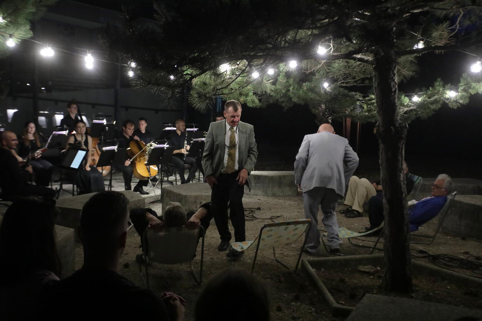 "Na Vežicu dolazi grupa umirovljenika koji pripremaju prostor za koncert. Donose stolice, razvlače kablove, namještaju rasvjetu, čekaju jedni druge, pomažu si i smetaju. 