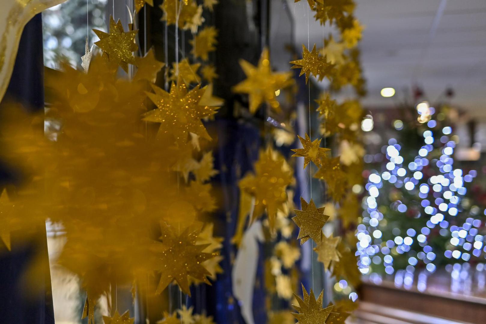 Bolničke prostorije uređene su brojnim božićnim drvcima, lampicama i drugim ukrasima koji u hodnike donose dašak topline i ugođaja.