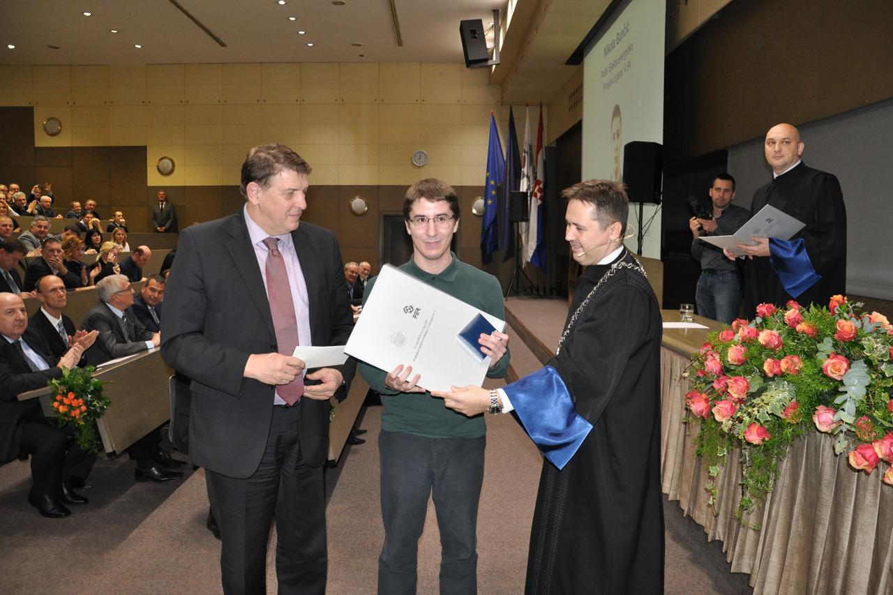 Kažimir Vrankić, direktor Sektora za strategiju i razvoj HEP-a, uručuje studentu Nikoli Bunčiću nagradu „Josip Lončar“