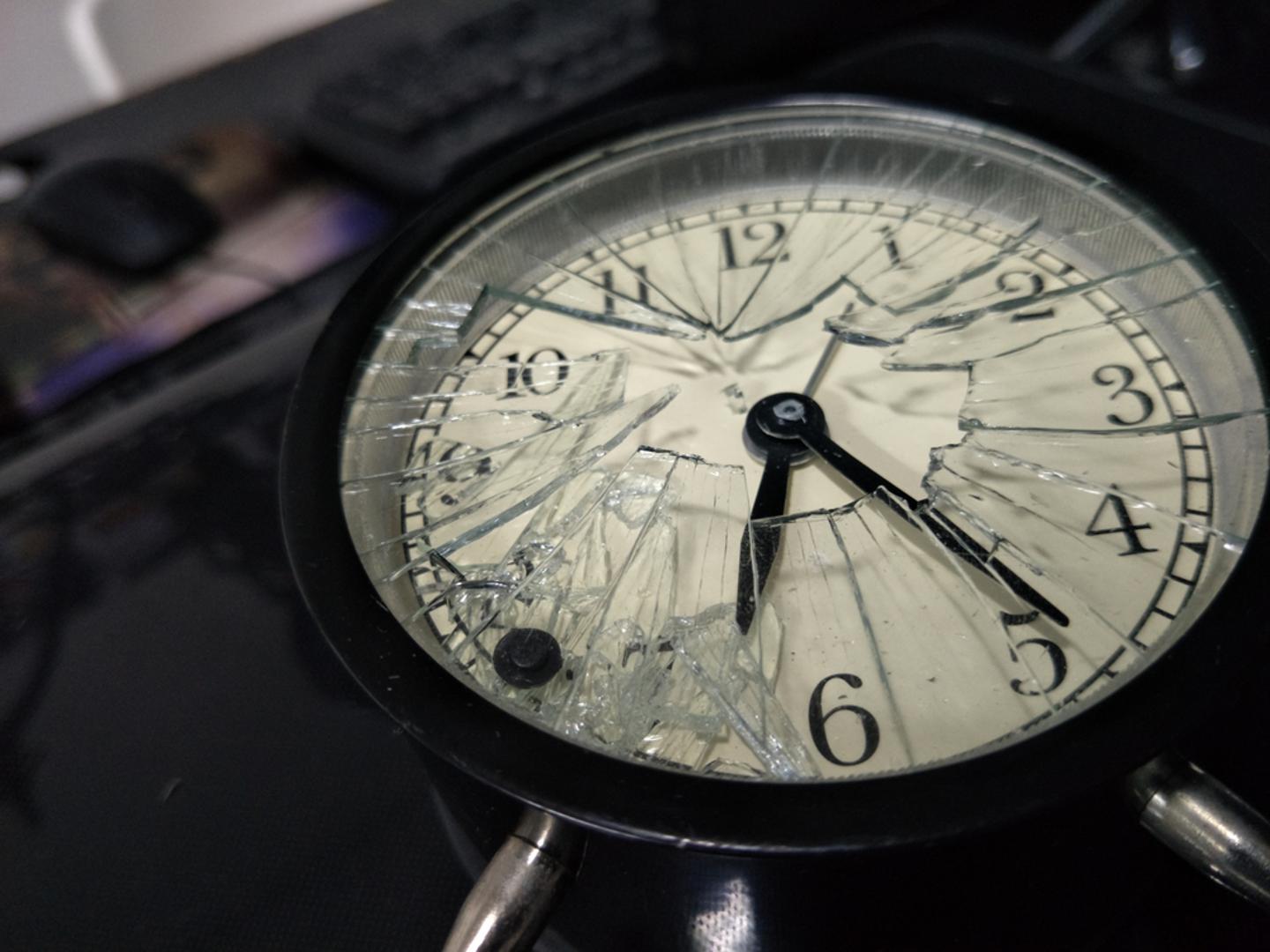 Pokvareni ili zaustavljeni satovi: Feng shui upozorava da slomljene stvari u domu simboliziraju zastoj i nered, i izvana i iznutra. Posebno se spominju satovi jer predstavljaju protok vremena i napredak. U nekim vjerovanjima, ako pokvaren sat iznenada zazvoni, to se doživljava kao vrlo loše upozorenje za ukućane.