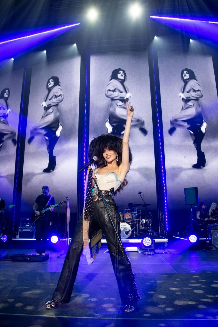 Više od trideset hitova izvedeno je s preciznošću i energijom, od dinamičnih plesnih brojeva do intimnih balada, pri čemu je Severina uspjela publiku voditi kroz različite emocionalne faze. Videopozadine s rijetkim, privatnim snimkama dale su dodatnu dubinu nastupu, pokazujući osjećaj za svaki detalj.