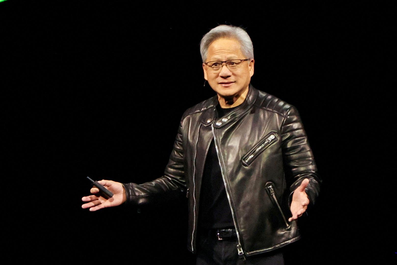 Jensen Huang, američki poduzetnik i inženjer tajvanskog podrijetla, suosnivač je i trenutačni predsjednik te izvršni direktor kompanije NVIDIA, vodećeg proizvođača grafičkih procesorskih jedinica (GPU) koje su ključne za moderne računalne aplikacije, uključujući umjetnu inteligenciju (AI). On je na gubitku od 7,4 milijardi eura.
