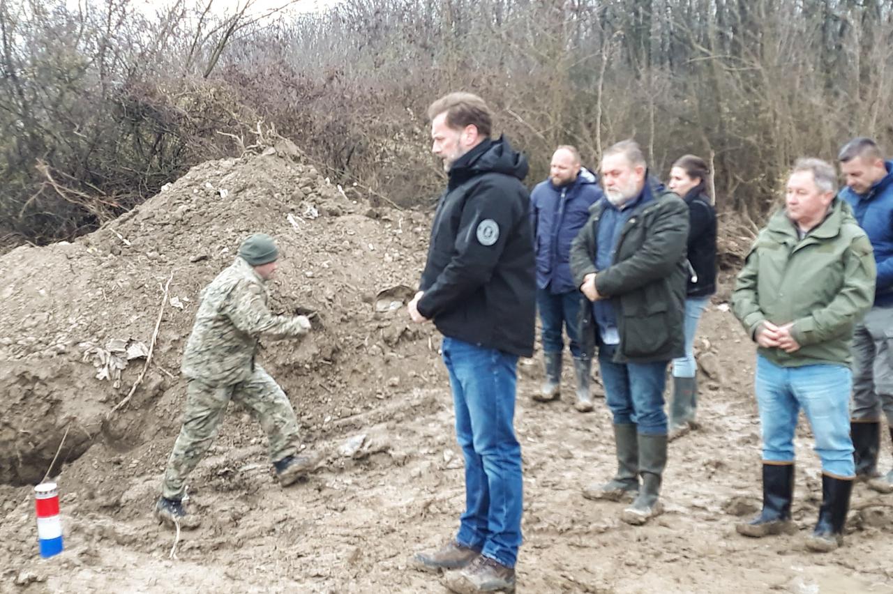 Ministar Banožić s hrvatskim vojnicima u Boboti kod Vukovara