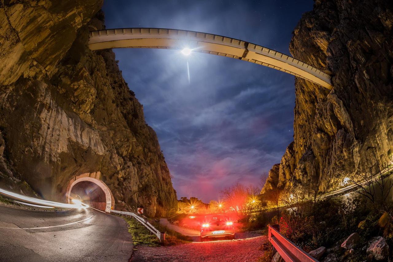 Omiš:  Noćne vizure novog mosta preko Cetine