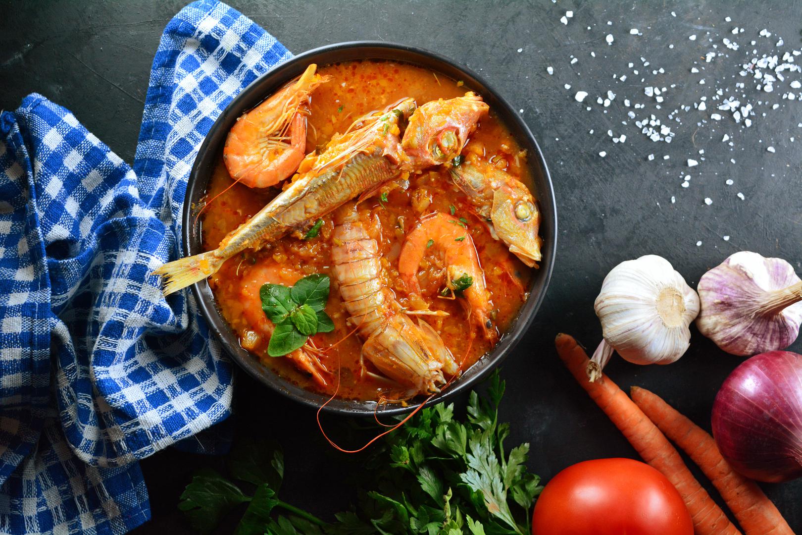 8. Brudet: Brudet je ukusan hrvatski gulaš od plodova mora s bijelom ribom, školjkama, rajčicama, lukom i specijalitet je jadranskih i primorskih gradova. Postoji i zdrava opcija s nemasnim proteinima, maslinovim uljem i biljem. Kruh sa strane neophodan je kada jedete Brudet.